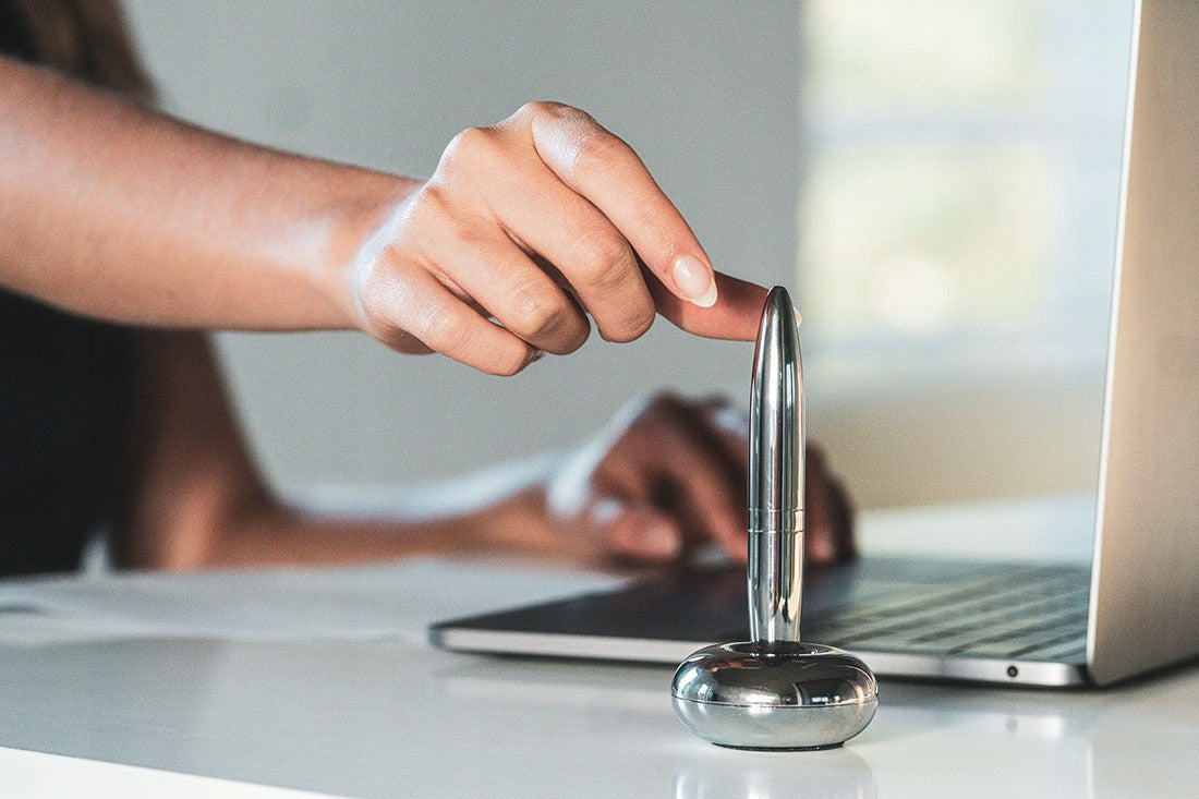 Modernus metalinis rašiklis su magnetiniu stovu