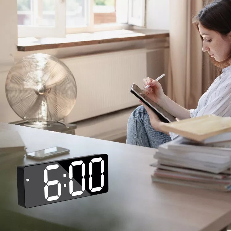 Modernus elektroninis skaitmeninis žadintuvas su garso jutikliu USB
