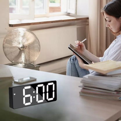 Modernus elektroninis skaitmeninis žadintuvas su garso jutikliu USB