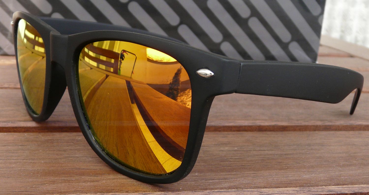 VYRIŠKI POLIARIZUOTI VEIDRODINIAI AKINIAI NERDY