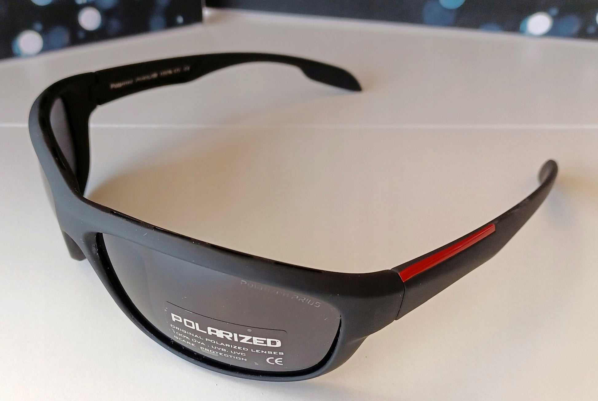 Poliarizuoti sportiniai akiniai nuo saulės – su dėklu aktyviam laisvalaikiui