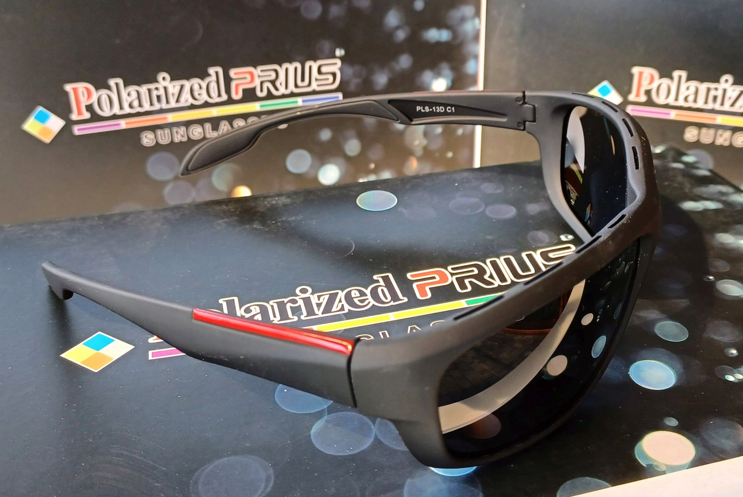 Poliarizuoti sportiniai akiniai nuo saulės – su dėklu aktyviam laisvalaikiui