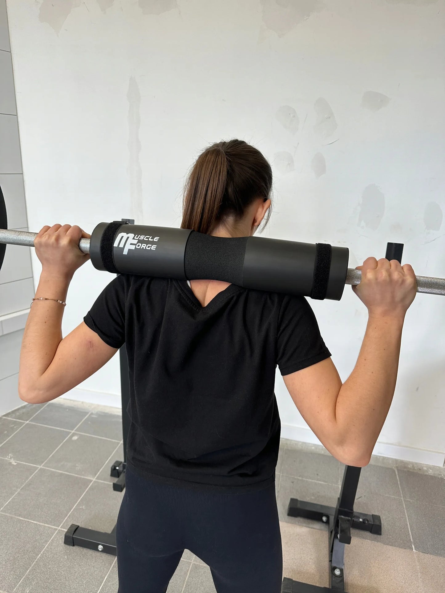 MuscleForge apsauginė štangos kaklo ir pečių pagalvėlė, juoda, skirta pritūpimams ir klubų kėlimui