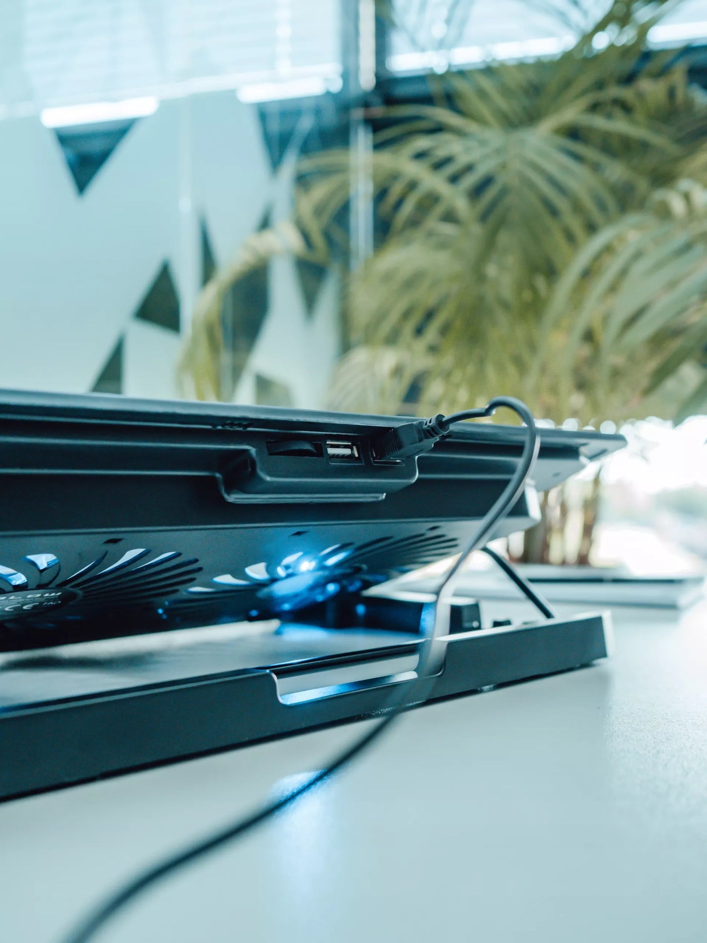 AUŠINIMO STOVAS NEŠIOJAMAM KOMPIUTERIUI 12-17" REGLIUOJAMAS 2 VENTILIATORIAI USB LED