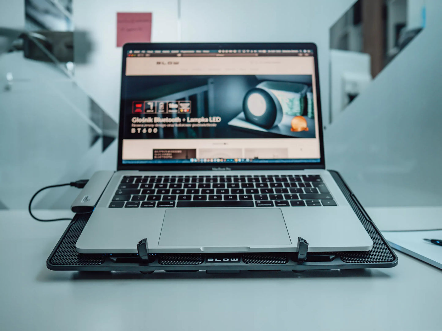 AUŠINIMO STOVAS NEŠIOJAMAM KOMPIUTERIUI 12-17" REGLIUOJAMAS 2 VENTILIATORIAI USB LED