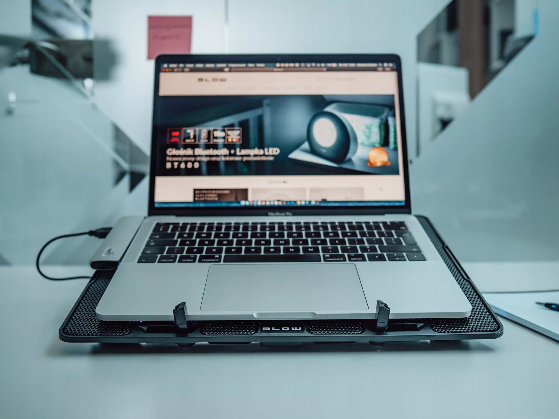 AUŠINIMO STOVAS NEŠIOJAMAM KOMPIUTERIUI 12-17" REGLIUOJAMAS 2 VENTILIATORIAI USB LED