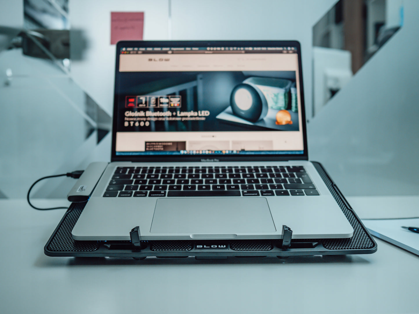 AUŠINIMO STOVAS NEŠIOJAMAM KOMPIUTERIUI 12-17" REGLIUOJAMAS 2 VENTILIATORIAI USB LED