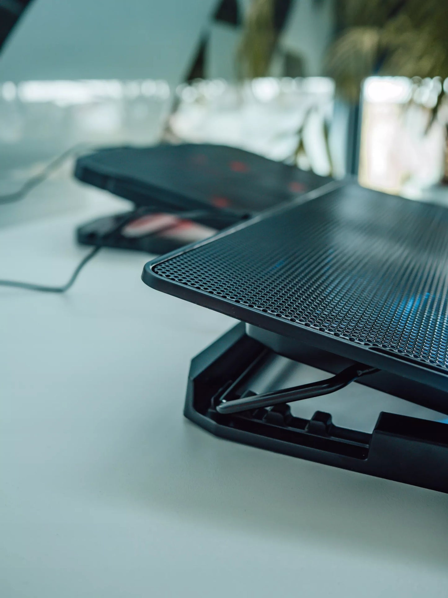 AUŠINIMO STOVAS NEŠIOJAMAM KOMPIUTERIUI 12-17" REGLIUOJAMAS 2 VENTILIATORIAI USB LED