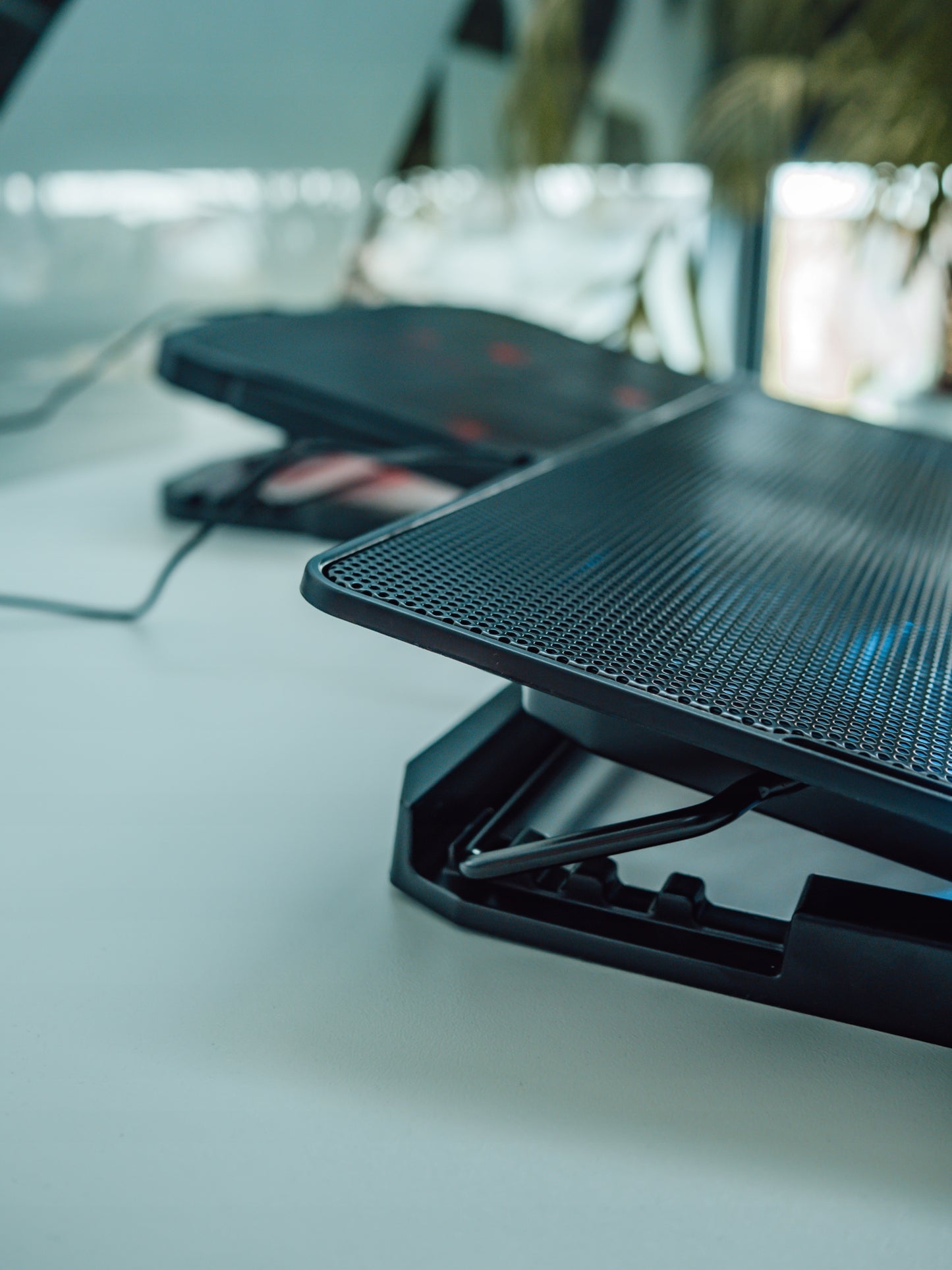 AUŠINIMO STOVAS NEŠIOJAMAM KOMPIUTERIUI 12-17" REGLIUOJAMAS 2 VENTILIATORIAI USB LED