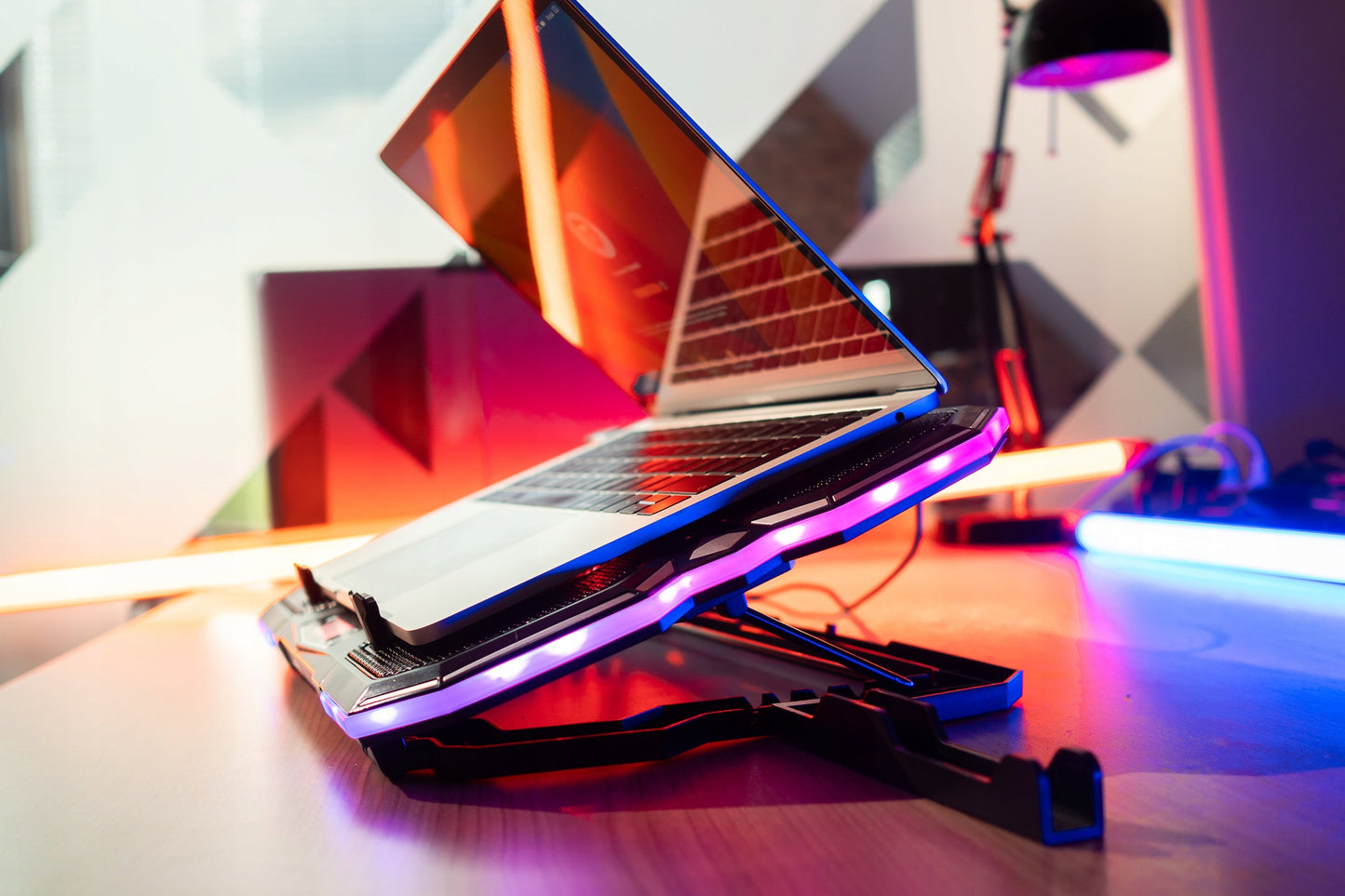 Aušinimo stovas nešiojamam kompiuteriui, reguliuojamas 9-17", LED RGB, 2x USB