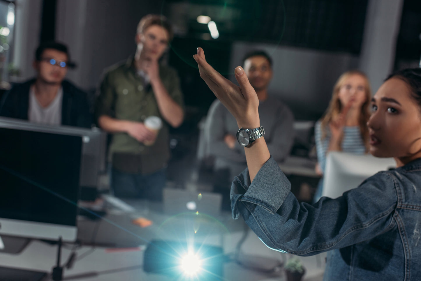 Projektorius ANDROID 11 12000lm FHD 4K Idėja Komunijai