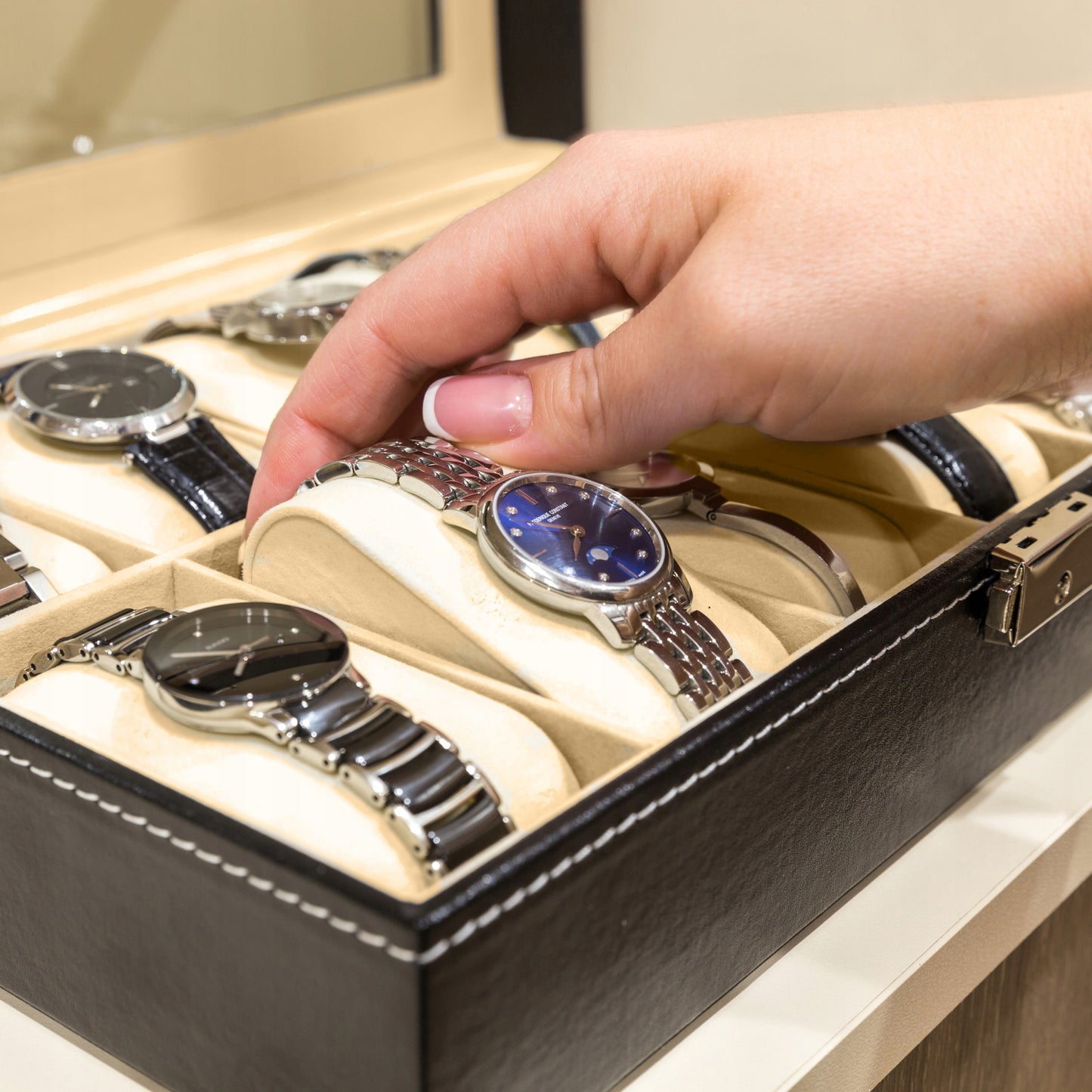 Elegantiška talpi dėžutė-organizatorius laikrodžiams, 12 vnt.
