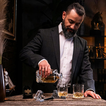 Prabangus viskio rinkinys – taurės, karafė, akmenukai ir dovanų dėžutė