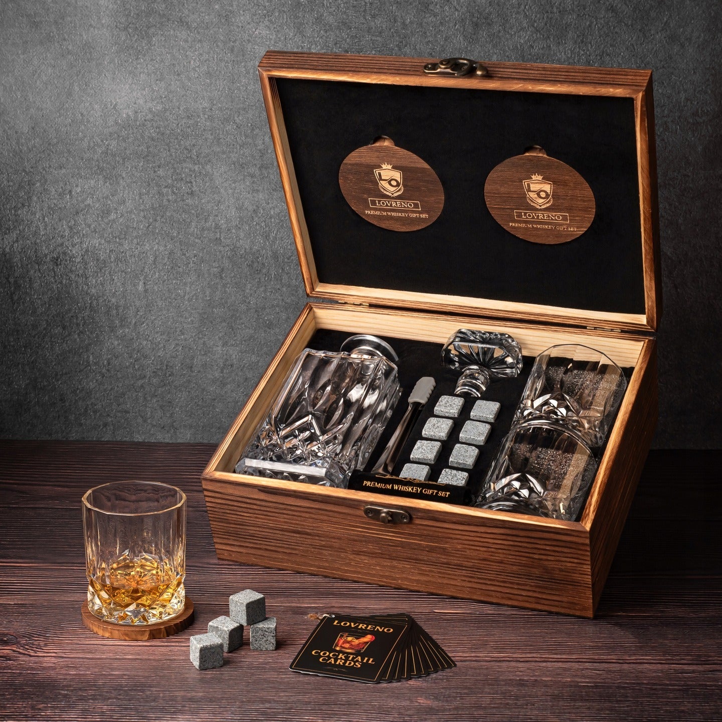 Prabangus viskio rinkinys – taurės, karafė, akmenukai ir dovanų dėžutė