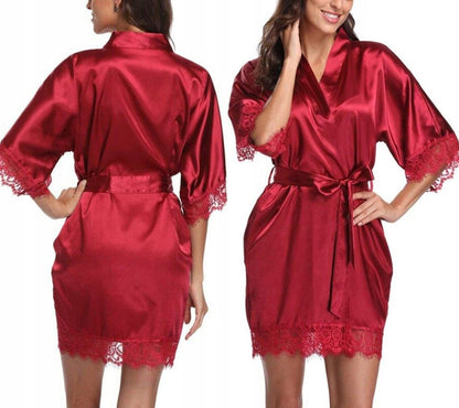 Satininis moteriškas chalatas su nėriniais, raiščiu, šliaužtinukai, spalvos