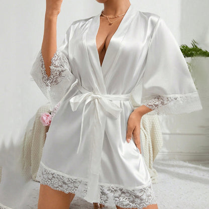 Satininis moteriškas chalatas su nėriniais, raiščiu, šliaužtinukai, spalvos