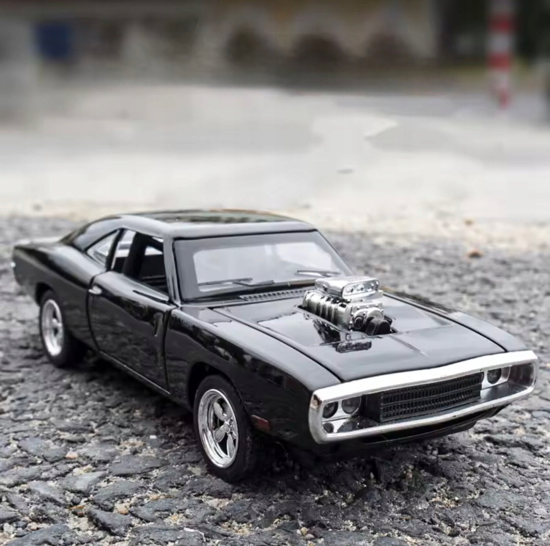 Kolekcionierinis automobilis 1:32 - DODGE CHARGER 1970, su stoveliu, dėžute, LED ir garsu