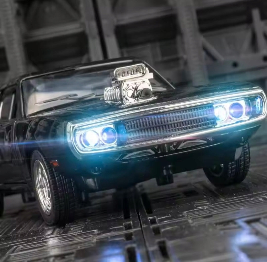 Kolekcionierinis automobilis 1:32 - DODGE CHARGER 1970, su stoveliu, dėžute, LED ir garsu