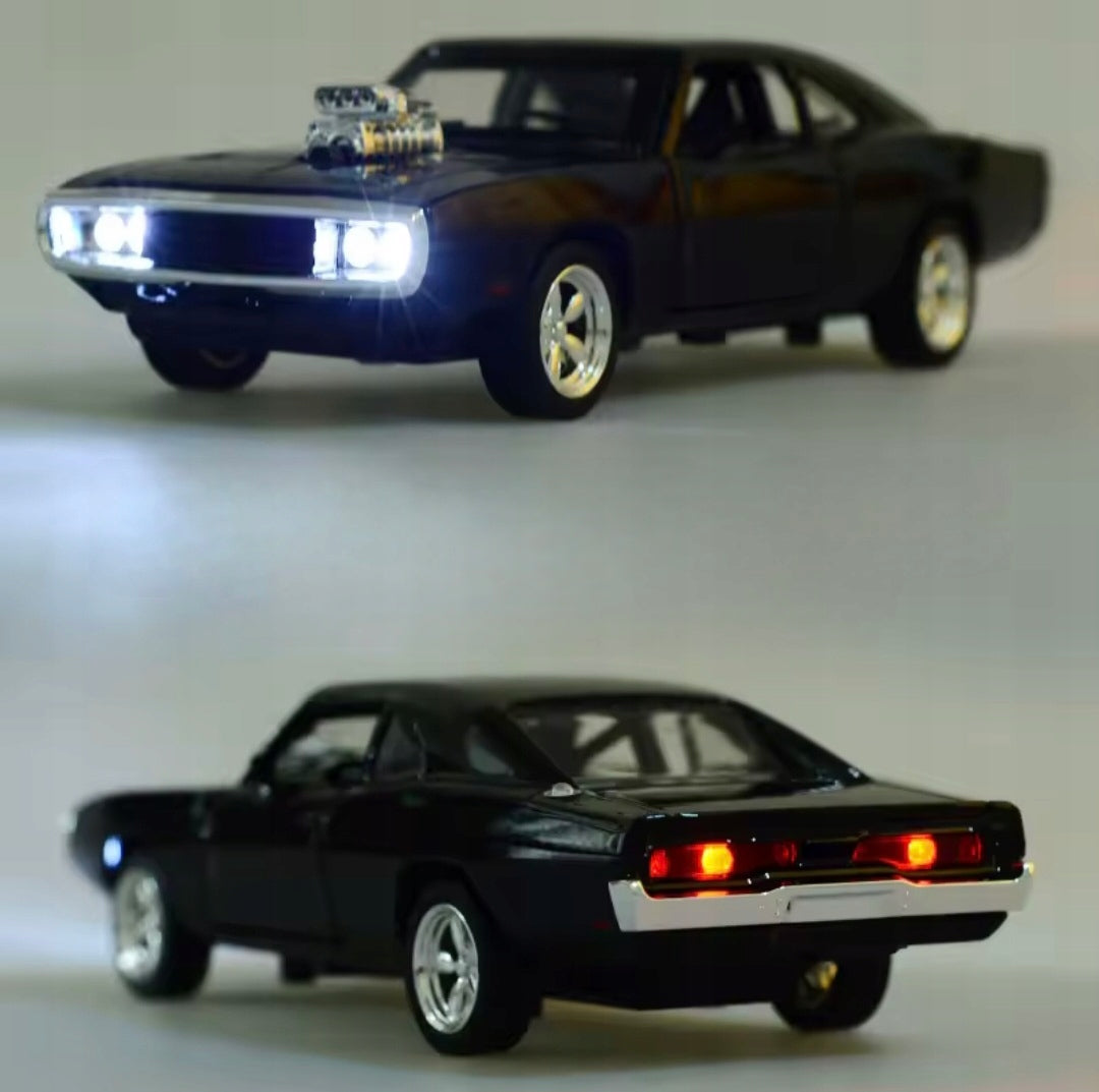 Kolekcionierinis automobilis 1:32 - DODGE CHARGER 1970, su stoveliu, dėžute, LED ir garsu