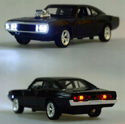 Kolekcionierinis automobilis 1:32 - DODGE CHARGER 1970, su stoveliu, dėžute, LED ir garsu