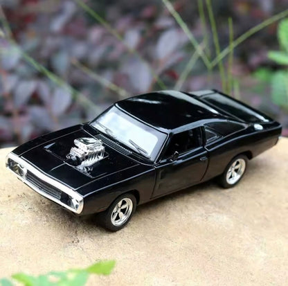 Kolekcionierinis automobilis 1:32 - DODGE CHARGER 1970, su stoveliu, dėžute, LED ir garsu
