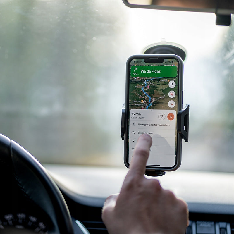 Tvirtas automobilinis laikiklis telefonui ant priekinio stiklo, prietaisų skydelio, salono