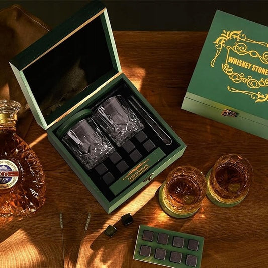 Whiskey dovanų rinkinys – taurės, atšaldymo akmenukai ir elegantiška medinė dėžutė