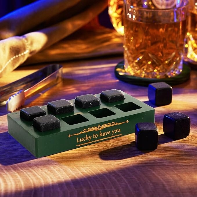 Whiskey dovanų rinkinys – taurės, atšaldymo akmenukai ir elegantiška medinė dėžutė