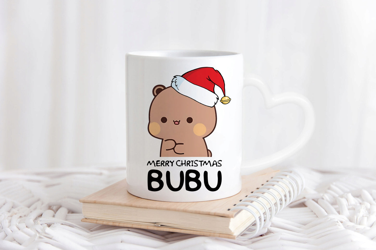 Rinkinys 2 baltų puodelių su širdelės rankena – dovana MERRY CHRISTMAS BUBU I DUDU