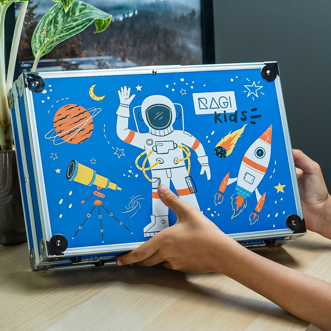 Meninis rinkinys tapybai ir piešimui vaikams, KREIDELĖS DĖKLE, 145 el.