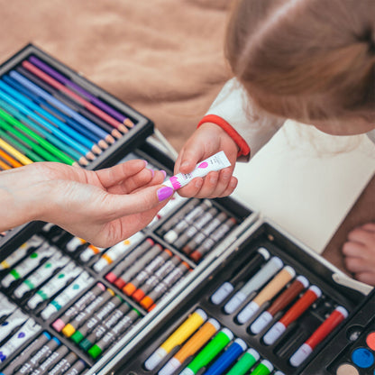 Tapymo ir piešimo rinkinys vaikams: kreidelės, dažai, flomasteriai, pastelės, lagaminas