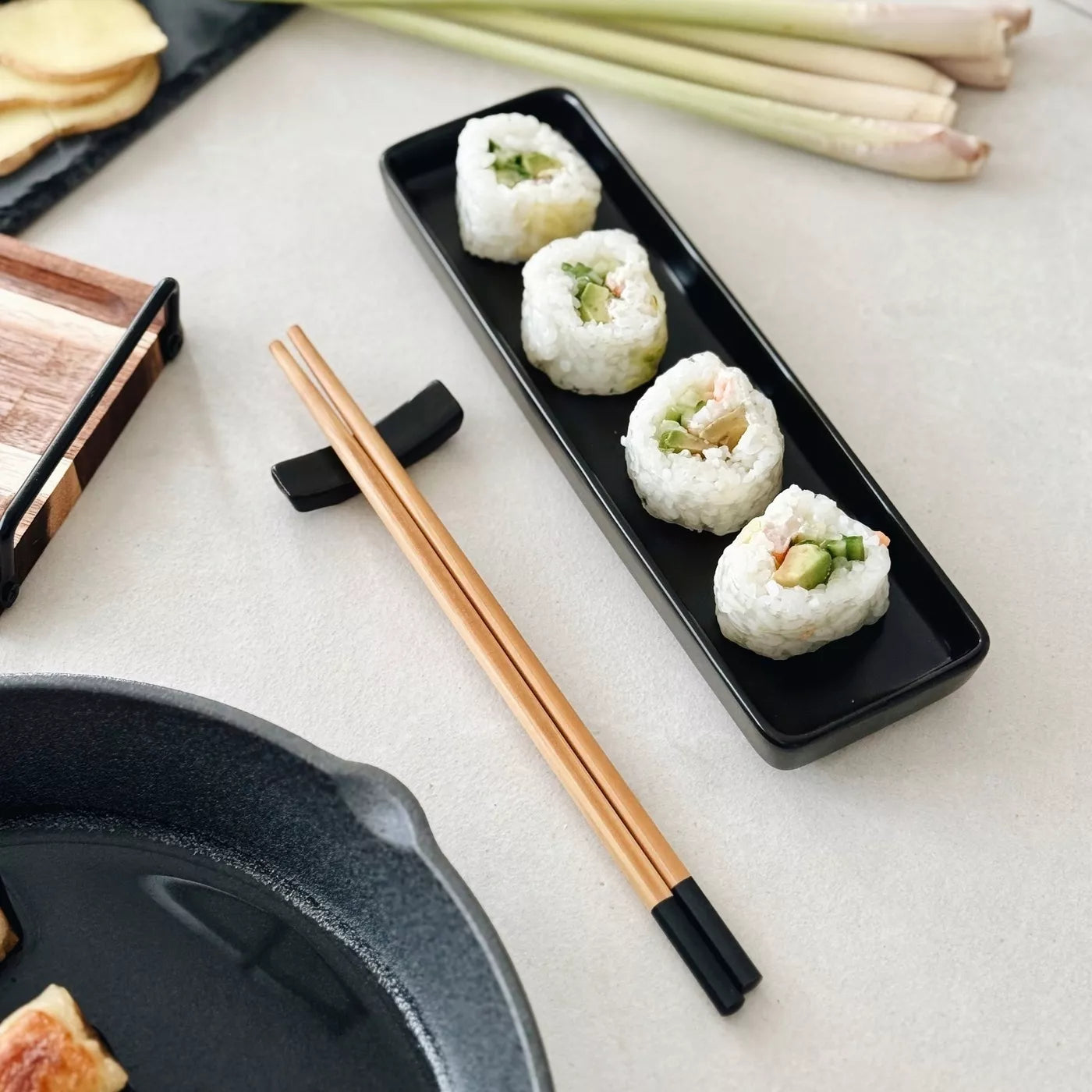 Sushi rinkinys 2 asmenims. Bambukinės lazdytės, dubenėliai, lėkštutė. Tadar 7 elementų
