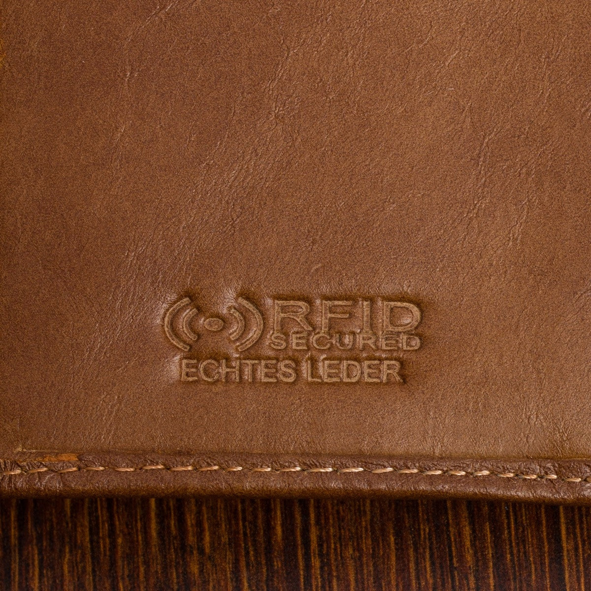 Vyriškas odinis diržo ir piniginės rinkinys rudos spalvos dėžutėje Beltimore