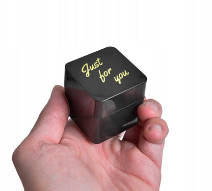 Juokingas iššokantis rankos su viduriniu pirštu pokštas - originali dovana