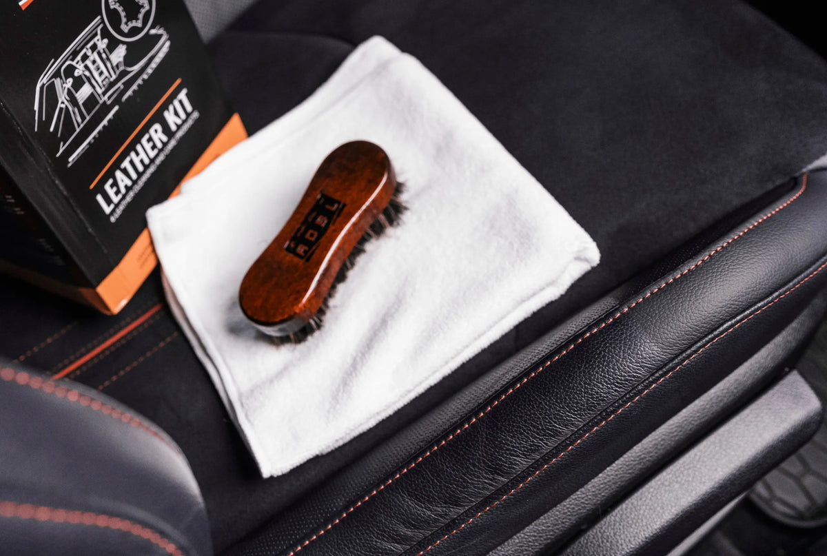 ADBL Leather Kit – odinių apmušalų valymo ir priežiūros rinkinys su valikliu, kondicionieriumi ir šepetėliu