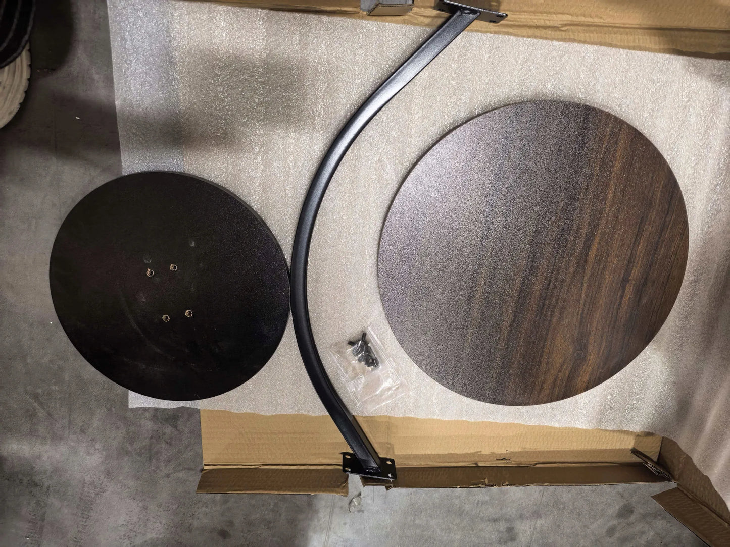 Apvalus medinis kavos staliukas 60 cm svetainei su metaliniu loft stiliaus pagrindu