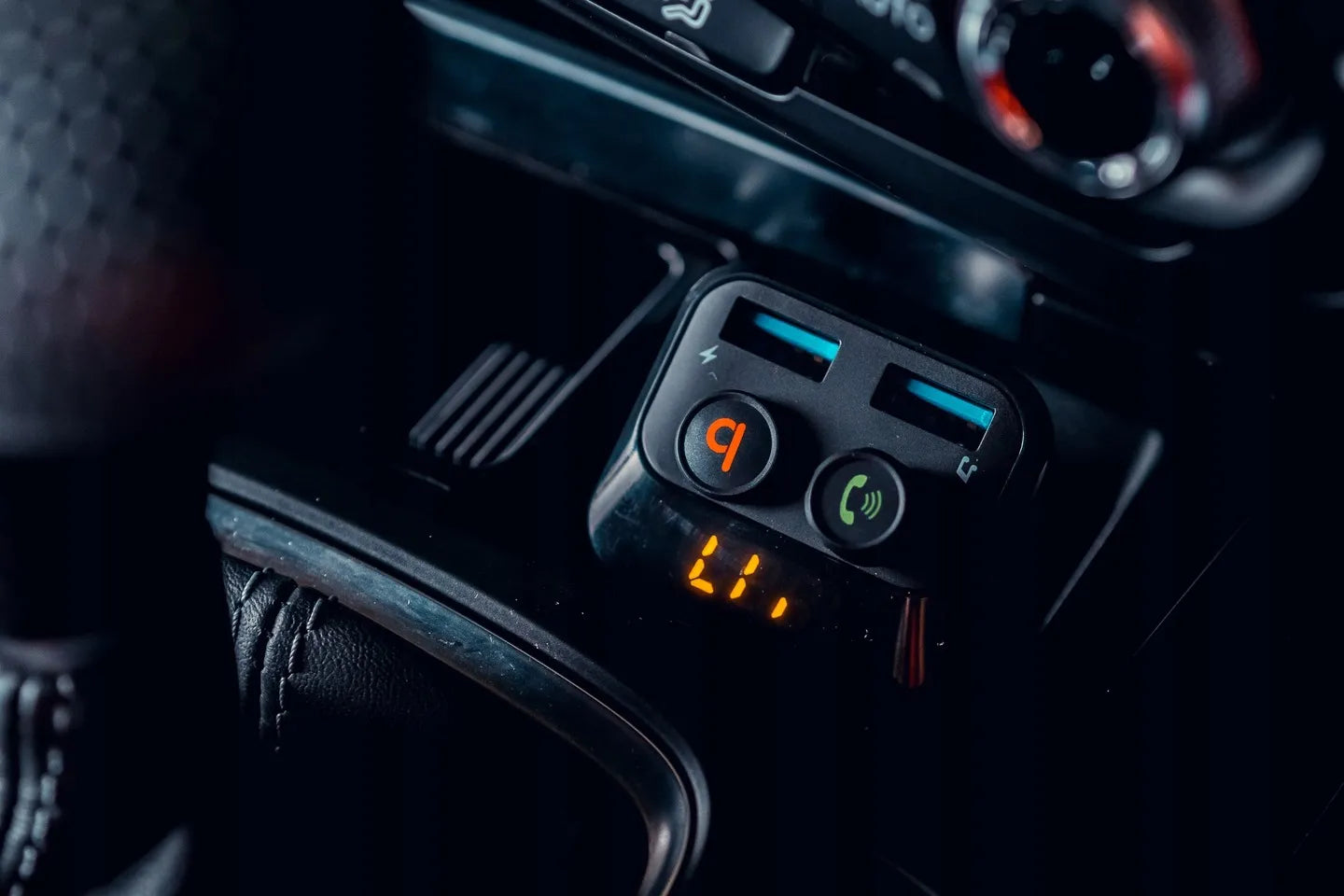 Automobilinis FM Bluetooth siųstuvas BLOW 74-153 su įkrovikliu, galingų bosų funkcija, 2xUSB ir SD kortelės jungtimi 12-24V