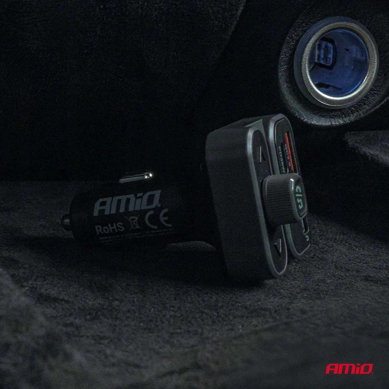 Automobilinis FM siųstuvas 2×USB-A 1×USB 12V 24V AMIO-04649