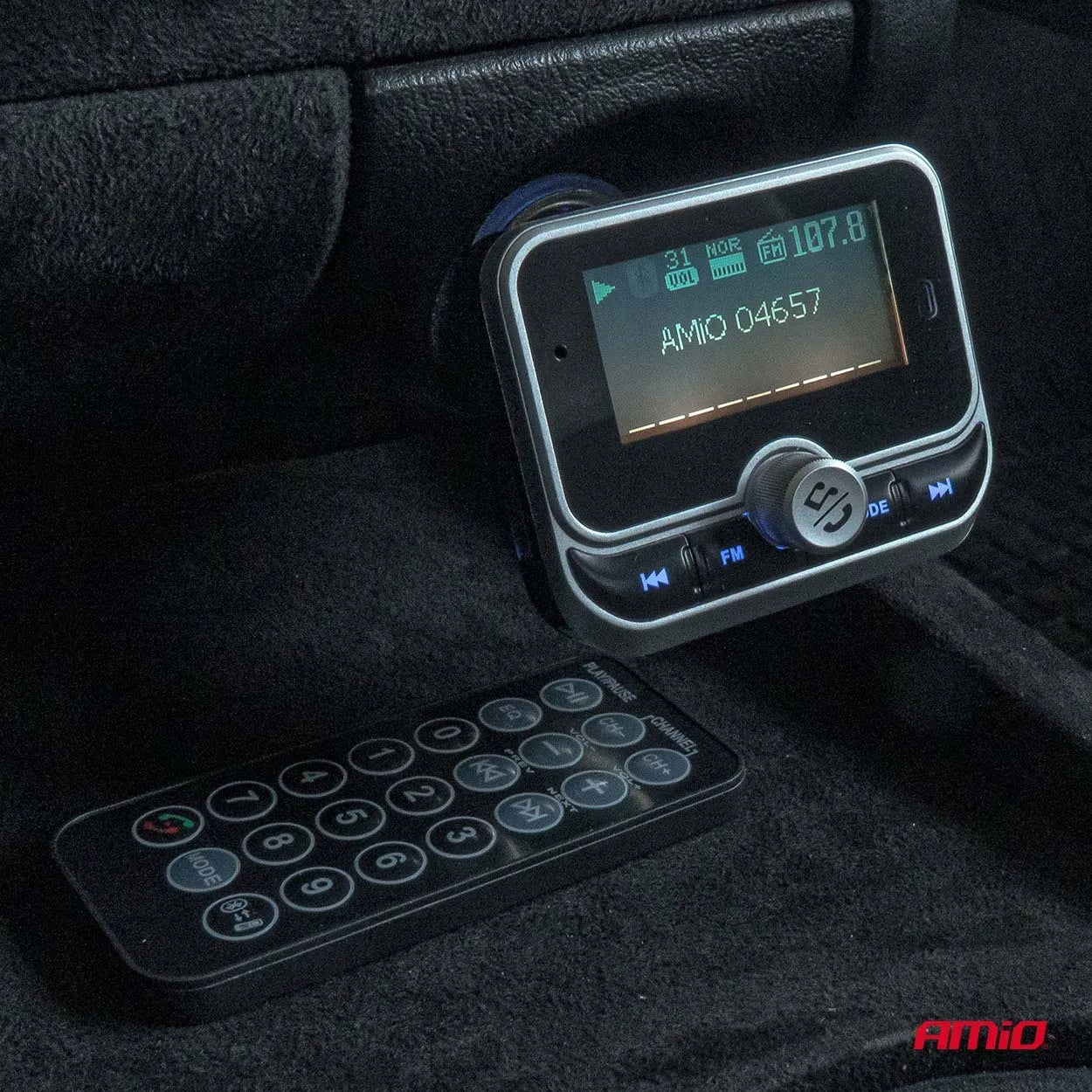 Automobilinis FM siųstuvas su nuotolinio valdymo pulteliu 2×USB-A 12V 24V AMIO-04657