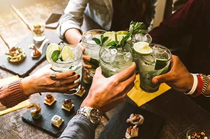 Barmenų rinkinys gėrimams ir kokteiliams, tokiems kaip romo mojito, daiquiri ir pina colada