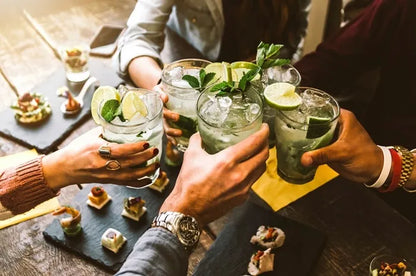 Barmenų rinkinys gėrimams ir kokteiliams, tokiems kaip romo mojito, daiquiri ir pina colada