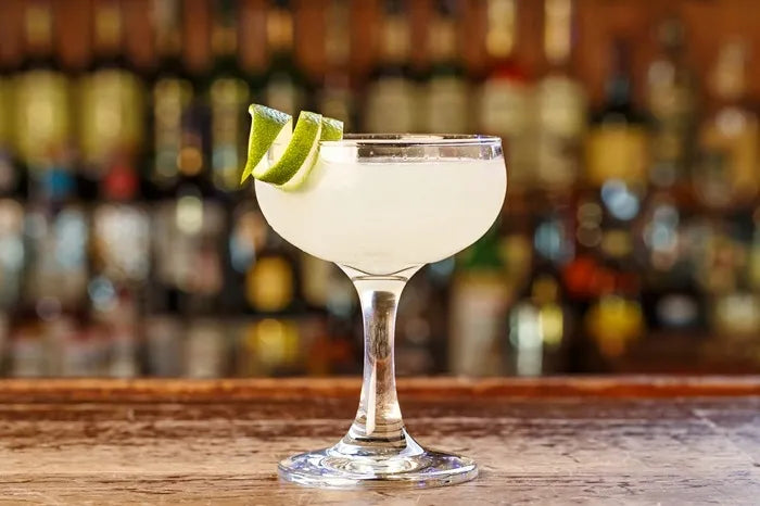 Barmenų rinkinys gėrimams ir kokteiliams, tokiems kaip romo mojito, daiquiri ir pina colada