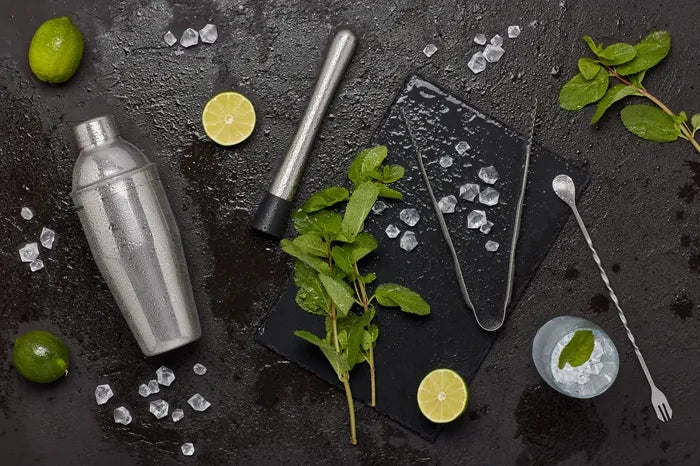 Barmenų rinkinys gėrimams ir kokteiliams, tokiems kaip romo mojito, daiquiri ir pina colada