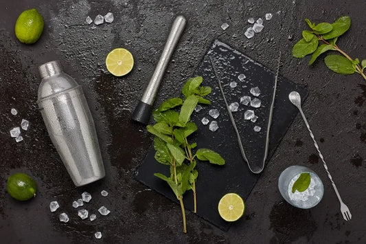 Barmenų rinkinys gėrimams ir kokteiliams, tokiems kaip romo mojito, daiquiri ir pina colada