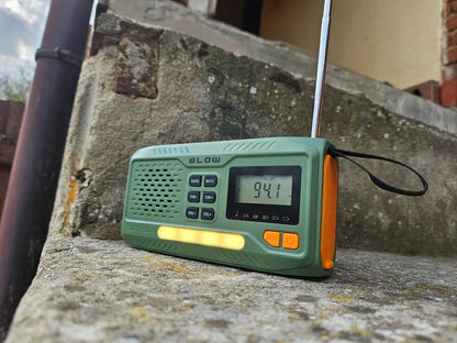 BLOW RA13 nešiojamasis radijas su saulės baterija, rankine rankenėle, žibintuvėliu ir SOS signalu