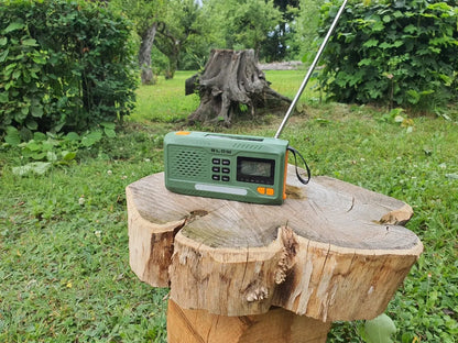 BLOW RA13 nešiojamasis radijas su saulės baterija, rankine rankenėle, žibintuvėliu ir SOS signalu