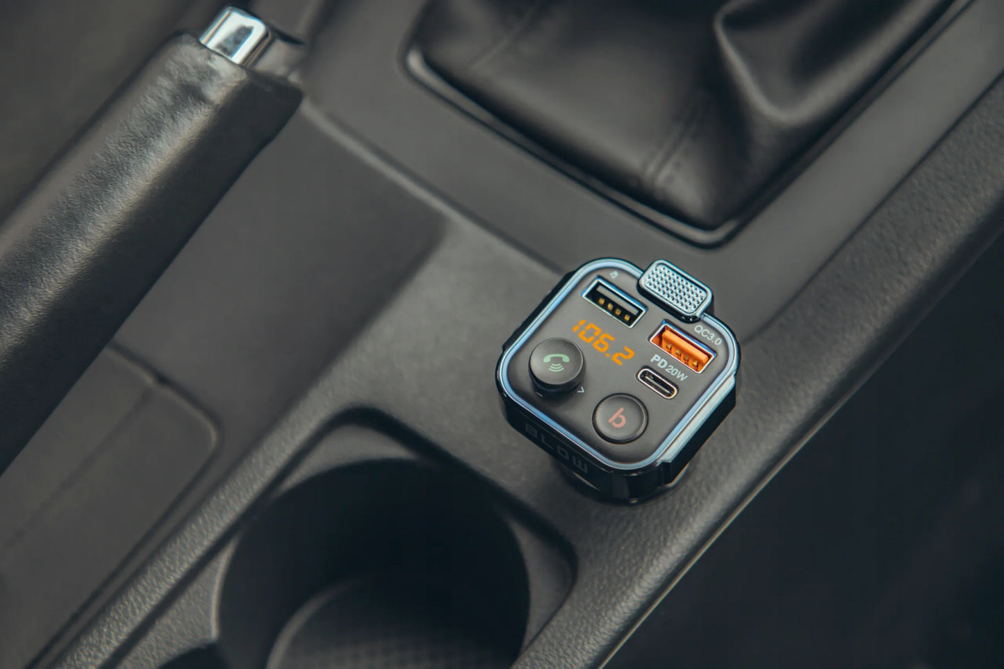 BLUETOOTH 5.1 FM siųstuvas, USB PD 20 W QC 3.0 įkroviklis, stiprus bosas, mikrofonas