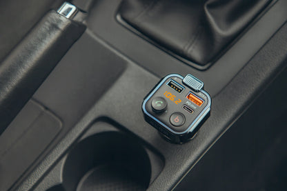 BLUETOOTH 5.1 FM siųstuvas, USB PD 20 W QC 3.0 įkroviklis, stiprus bosas, mikrofonas