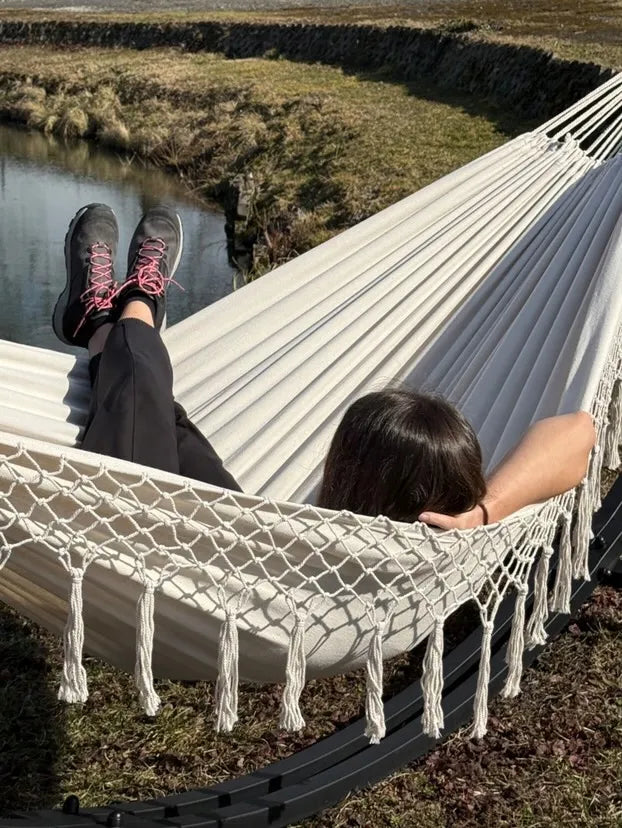 Boho stiliaus dvivietis hamakas SANTIA, klasikinis ecru spalvos hamakas su kutais, DIDELIS, POTENZA