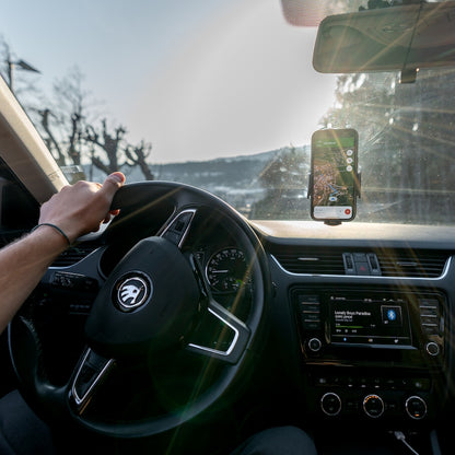 Tvirtas automobilinis laikiklis telefonui ant priekinio stiklo, prietaisų skydelio, salono